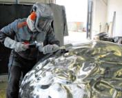 Eine Träne aus Edelstahl wird poliert